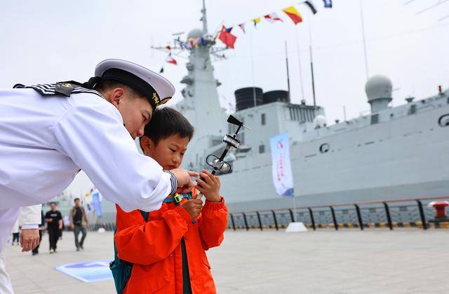 “上海·海上”主题舰艇开放活动在上海举行