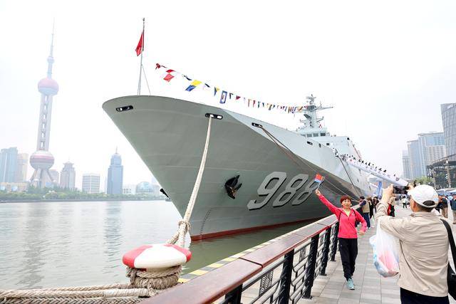 “上海·海上”主题舰艇开放活动在上海举行