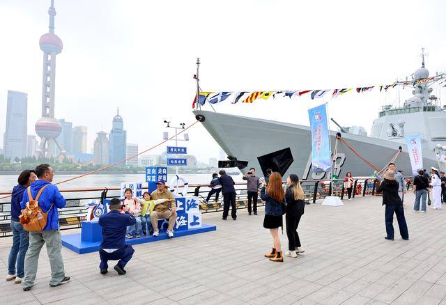 “上海·海上”主题舰艇开放活动在上海举行