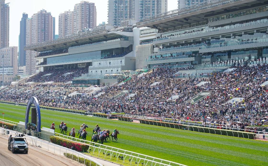 香港年度马坛盛事举行 近7.2万名观众入场观赛