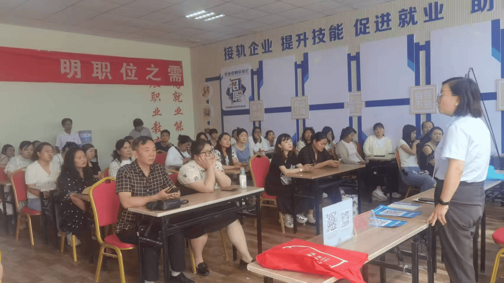 库尔勒市人社局：“小而精”就业服务 织密人才供需网