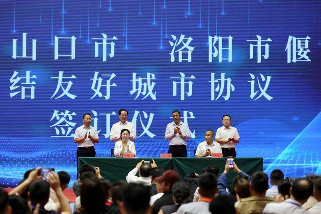 跨境电商助力“偃师制造”——阿拉山口-偃师区跨境电商出口商品展览会开幕